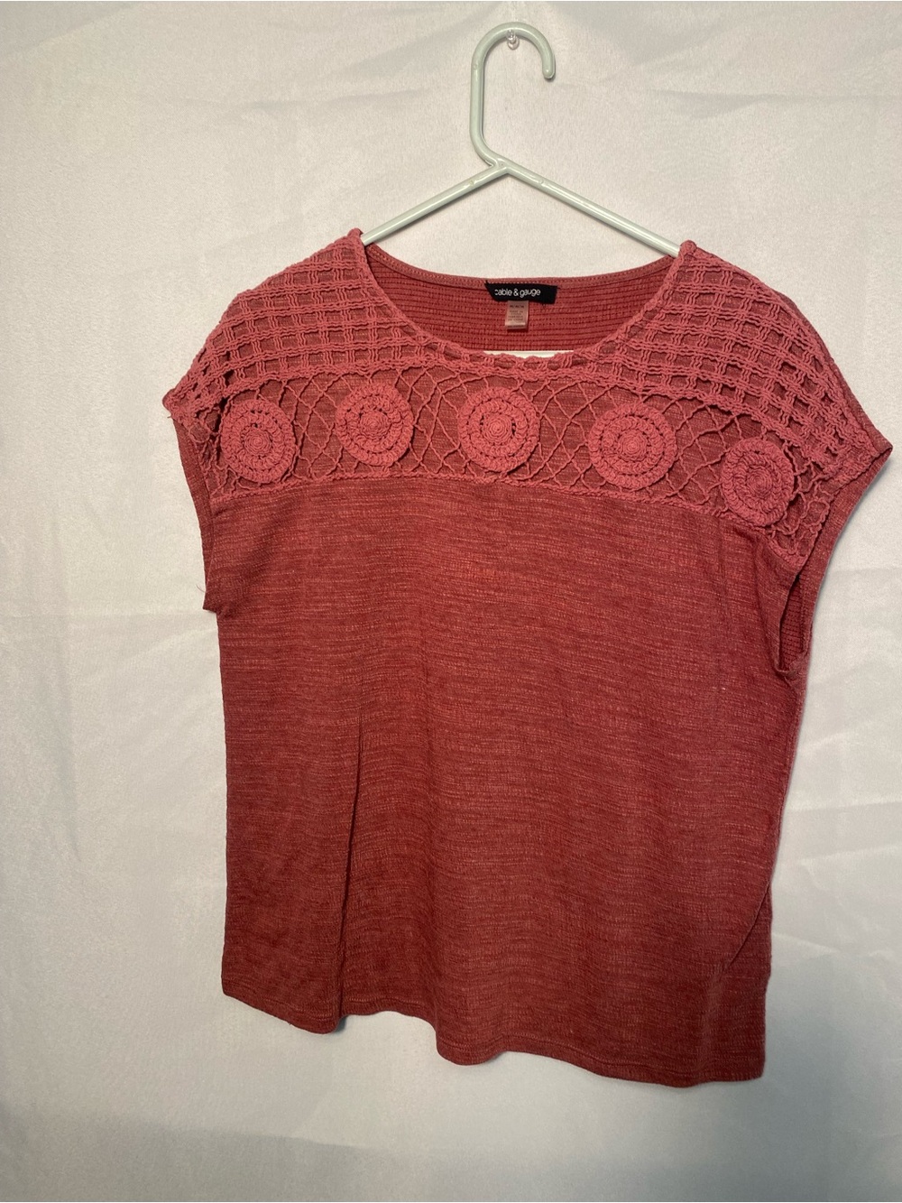 Cable and Gauge Women's Crochet Yoke Short Sleeve Top - Dusty Rose